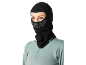 Frau mit schwarzer Sturmhaube und hellgrünem Sportshirt