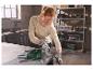 Frau feilt Metall mit PARKSIDE® Werkstattfeilen-Set in einer Werkstatt.