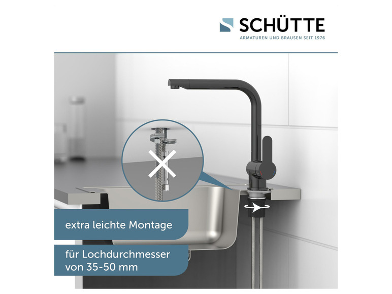 Eine schwarze Schütte Küchenarmatur, die in ein Spülbecken installiert ist.