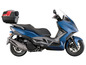 Ein blauer Kymco AK 550 Roller mit Topcase.