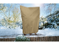 Pflanzenschutzhülle in einem verschneiten Garten, die eine Pflanze vor Winterwetter schützt.