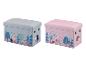 Zwei Aufbewahrungshocker für Kinder, einer hellblau und einer rosa, mit Waldtiermotiven.
