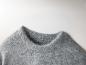 Nahaufnahme des Kragens eines grauen ESMARA Damen-Mohair-Mix-Pullovers.