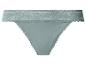 Hellblauer Spitzen-Tanga mit niedriger Taille.