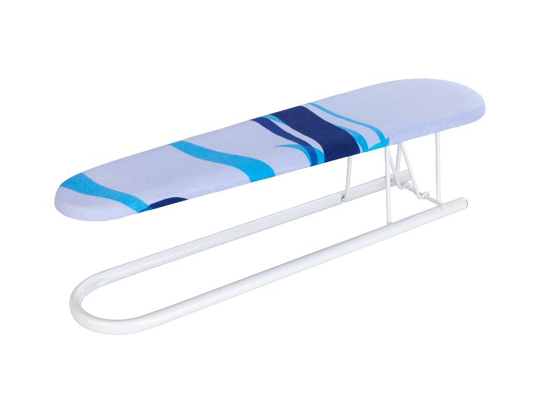 Tragbare Bügelbrett mit blau-weißer Abdeckung.