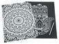 Zwei schwarze Scratch Art Blätter mit Mandala und Hamsa Hand
