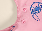 Rosa Kinderkleidung mit Zeichentrickfigur-Aufdruck und Druckknöpfen.