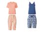 Zwei Pyjama-Sets: ein pfirsichfarbenes T-Shirt mit gestreiften Hosen und ein blaues Tanktop mit gemusterten Hosen.