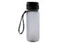 Transparente Wasserflasche mit schwarzem Deckel und Messskala, mit schwarzem Band.