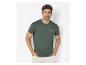 Mann in einem dunkelgrünen T-Shirt mit dem Text „Thrive in the unknown“ und heller Hose.