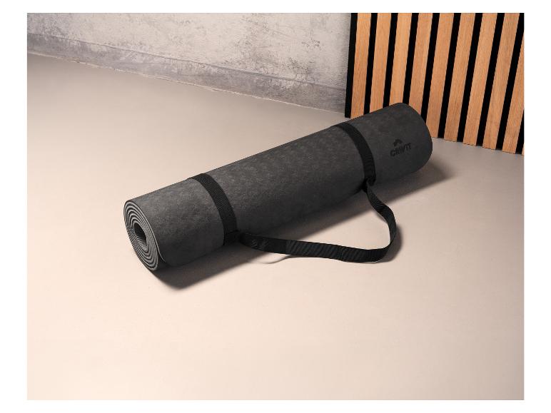 Eine aufgerollte schwarze Yogamatte von Crivit mit Tragegurt.