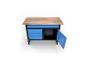 Blaue Werkbank mit Schubladen und offenem Schrank, mit heller Holzplatte.