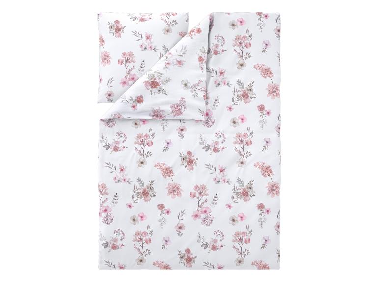 Bettwäsche-Set mit rosa-weißem Blumenmuster.