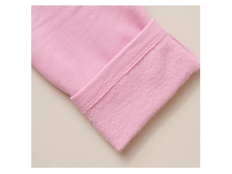 Nahaufnahme eines rosafarbenen Shirts mit weichem Fleecefutter.