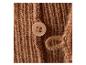 Nahaufnahme von braunem Strickmaterial mit beigem Knopf und Schlaufe.