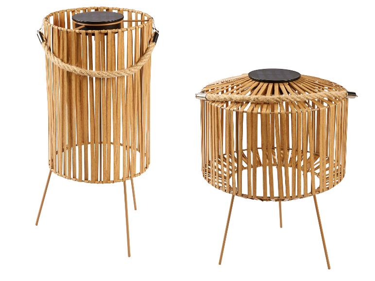 Zwei solarbetriebene Bambuslaternen mit Seildetails und Ständern.