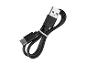 Schwarzes USB-C-auf-USB-A-Ladekabel, aufgerollt und mit einem weißen Band gesichert.