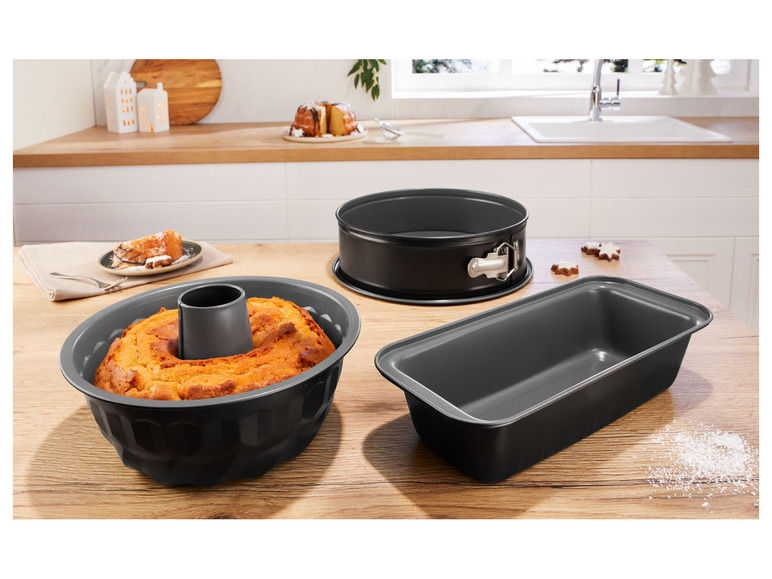 Eine Gugelhupfform, eine Tortenform und eine Brotbackform