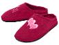 Paar rote Filzpantoffeln, einer mit 'LOVE'-Stickerei, der andere mit rosa Herzen.