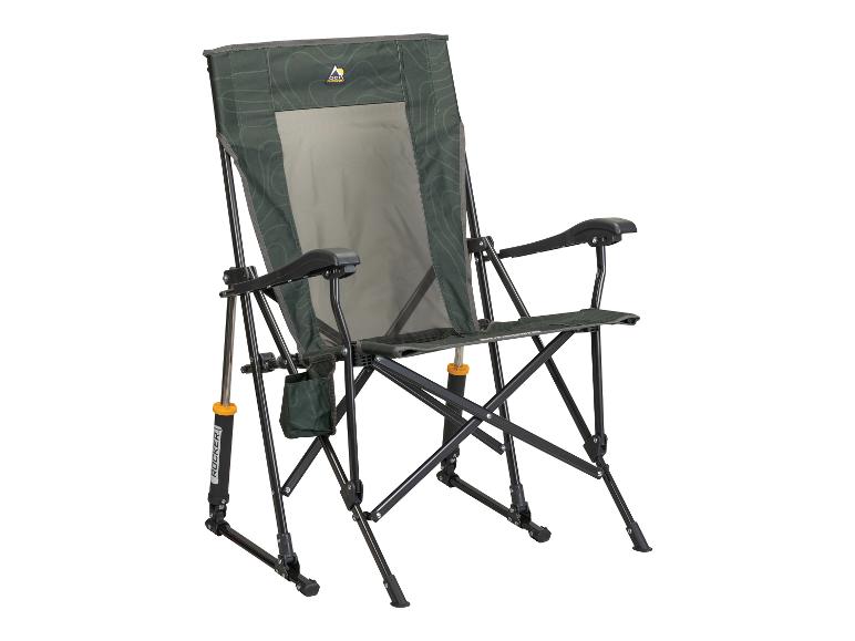 Ein grüner Klappstuhl mit Armlehnen der Marke ALPS Mountaineering.