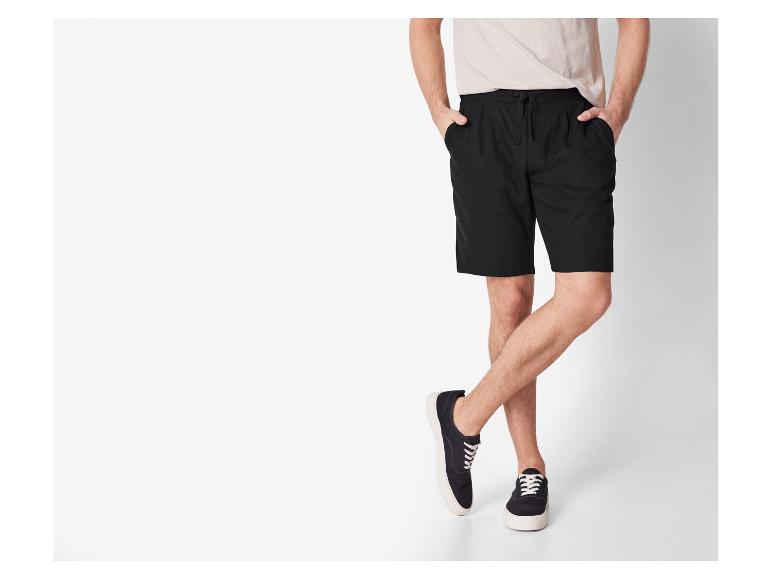 Schwarze Shorts und Sneaker für Herren.