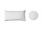 Weißes rechteckiges Kissen und rundes Kissen.