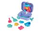Kinder-Strandspielzeug-Set mit lila Koffer, Schaufel, Rechen und Sandformen.