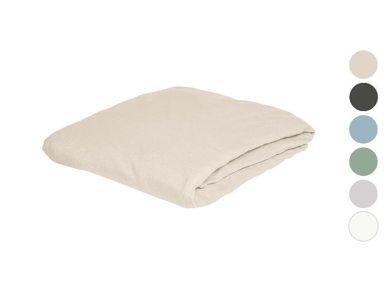 Gefaltetes beiges Bettlaken mit Farbmustern