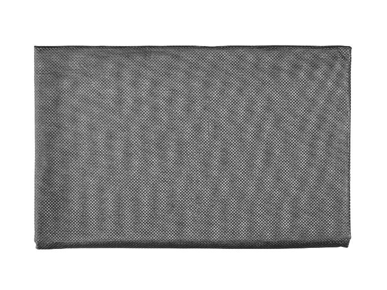 Grauer, strukturierter Stoff mit feinem Muster, quadratisch gefaltet.