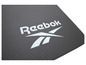 Eine schwarze Reebok Yogamatte mit Riffelung.