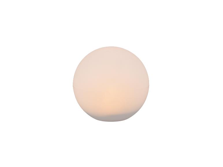 Kugellampe aus mattiertem Glas mit warmer Beleuchtung