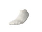 Weißer kurzer Socken auf schwarzem Hintergrund.