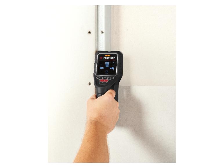 Wanddetektor in der Hand, scannt eine Wand nach einem Metallprofil.