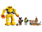 LEGO Set mit gelbem Roboter, Minifiguren und Gebäude.