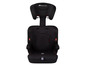 Ein schwarzer Autositz mit roter Kopfstütze der Marke Bébé Confort.