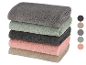 Ein Stapel weicher Handtücher in verschiedenen Grautönen, Beige und Rosa.