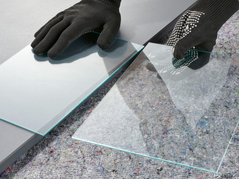 Zwei Glasplatten werden auf eine graue Oberfläche gelegt