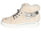 Beige Sneakers mit Sternenprint und Pelzkragen.