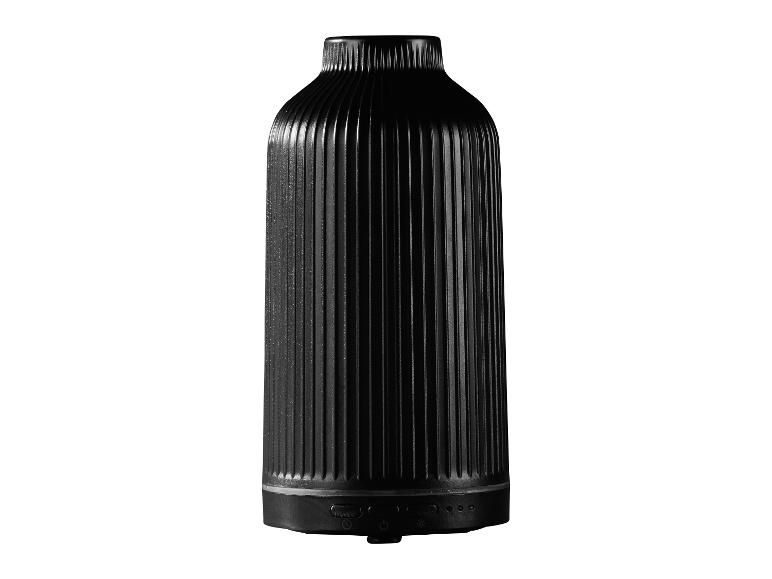 Schwarzer Aroma-Diffusor mit gerilltem Design und Bedienelementen am Sockel.