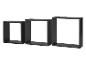 Drei schwarze quadratische Wandregale in verschiedenen Größen, in einer Reihe angeordnet