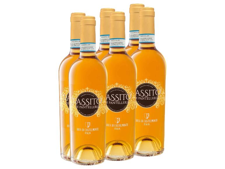Sechs Flaschen Passito di Pantelleria Duca di Castelmonte Wein mit goldenen Etiketten.