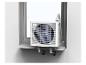 Weißes Fensterklimagerät mit sichtbarem Ventilator, auf einer Fensterbank montiert.
