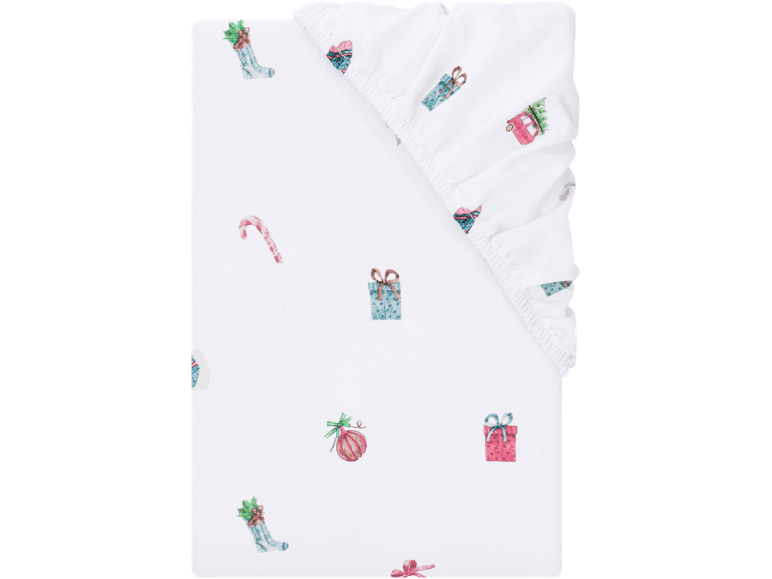 Weißes Spannbettlaken mit weihnachtlichen Motiven wie Geschenken, Zuckerstangen und Strümpfen.