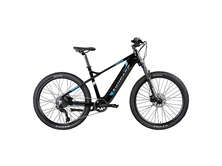 Schwarzes E-Mountainbike mit blauen Akzenten und Stollenreifen.