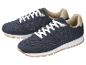 Paar marineblaue Sneaker mit weißen Schnürsenkeln und beigen Sohlen