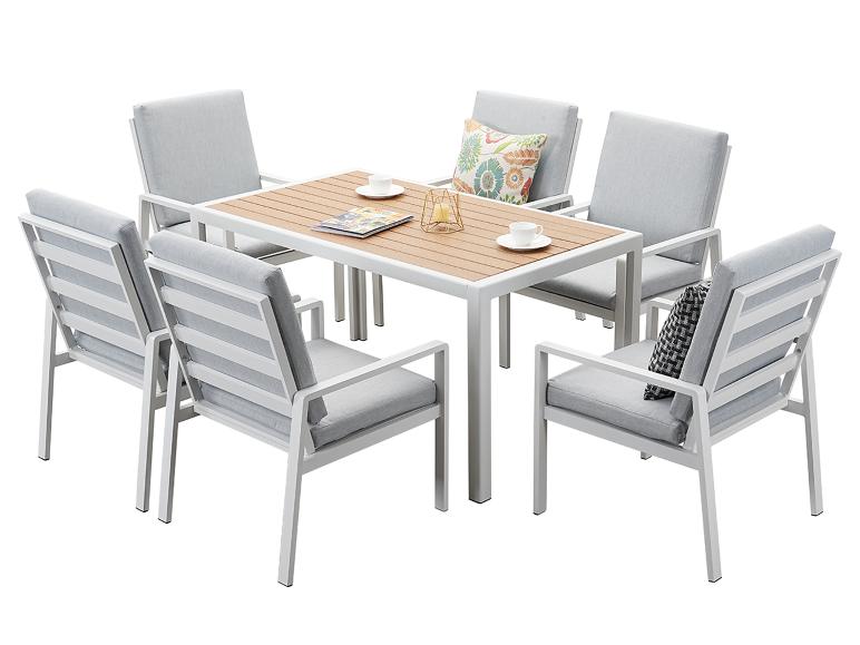Gartenmöbel-Set mit einem rechteckigen Holztisch und sechs Stühlen mit grauen Kissen.