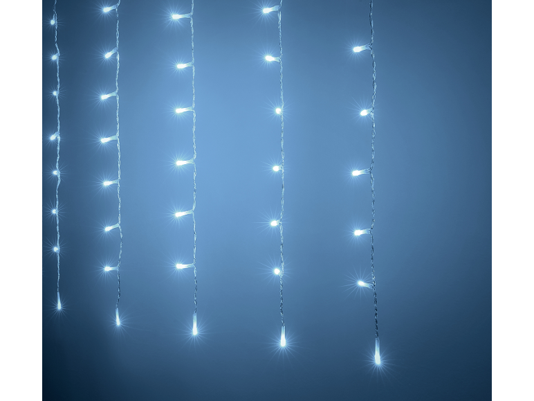 Blaue LED-Lichterketten mit glitzernden Lichteffekten auf dunkelblauem Hintergrund.