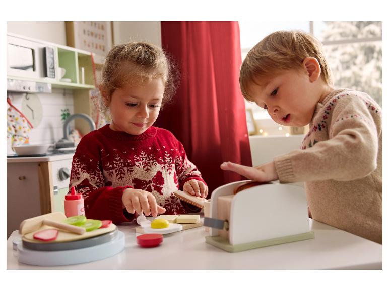 Zwei Kinder spielen mit einem Holz-Küchenset, inklusive Toaster.