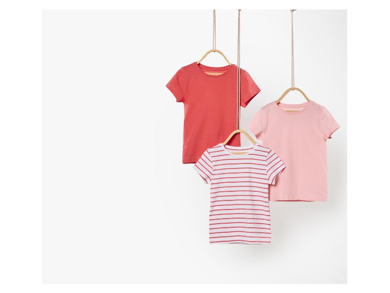 Drei Kinder-T-Shirts: rosa, korallfarben und rosa-weiß gestreift.