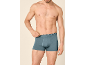 Mann posiert in grauen Boxershorts mit blauem Bund.